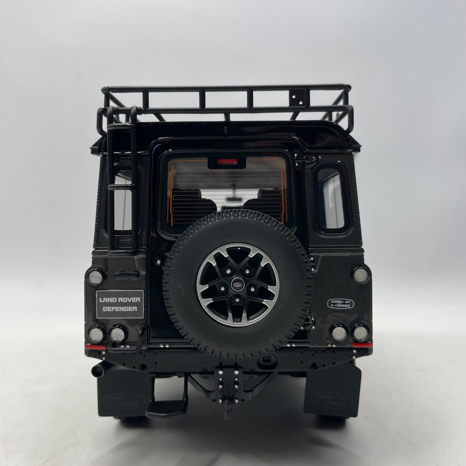 Land Rover Defender 100 Station Wagon Adventure Grey 1/18 – Image 6