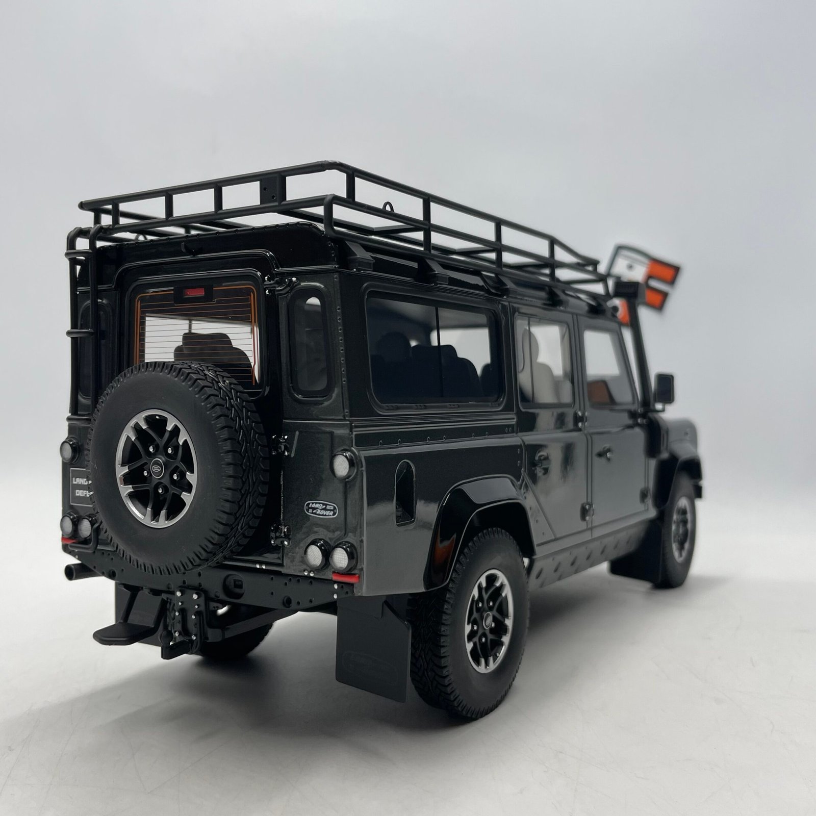 Land Rover Defender 100 Station Wagon Adventure Grey 1/18 – Image 7