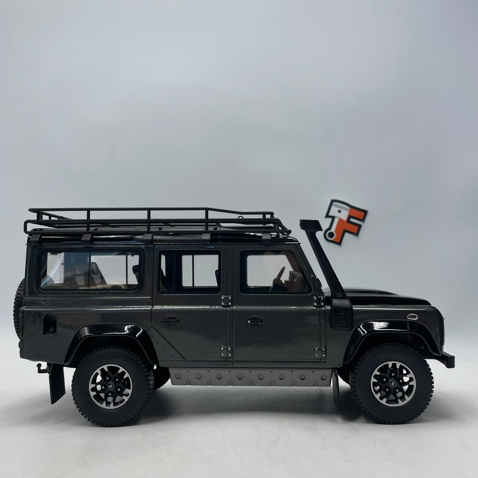 Land Rover Defender 100 Station Wagon Adventure Grey 1/18 – Image 8