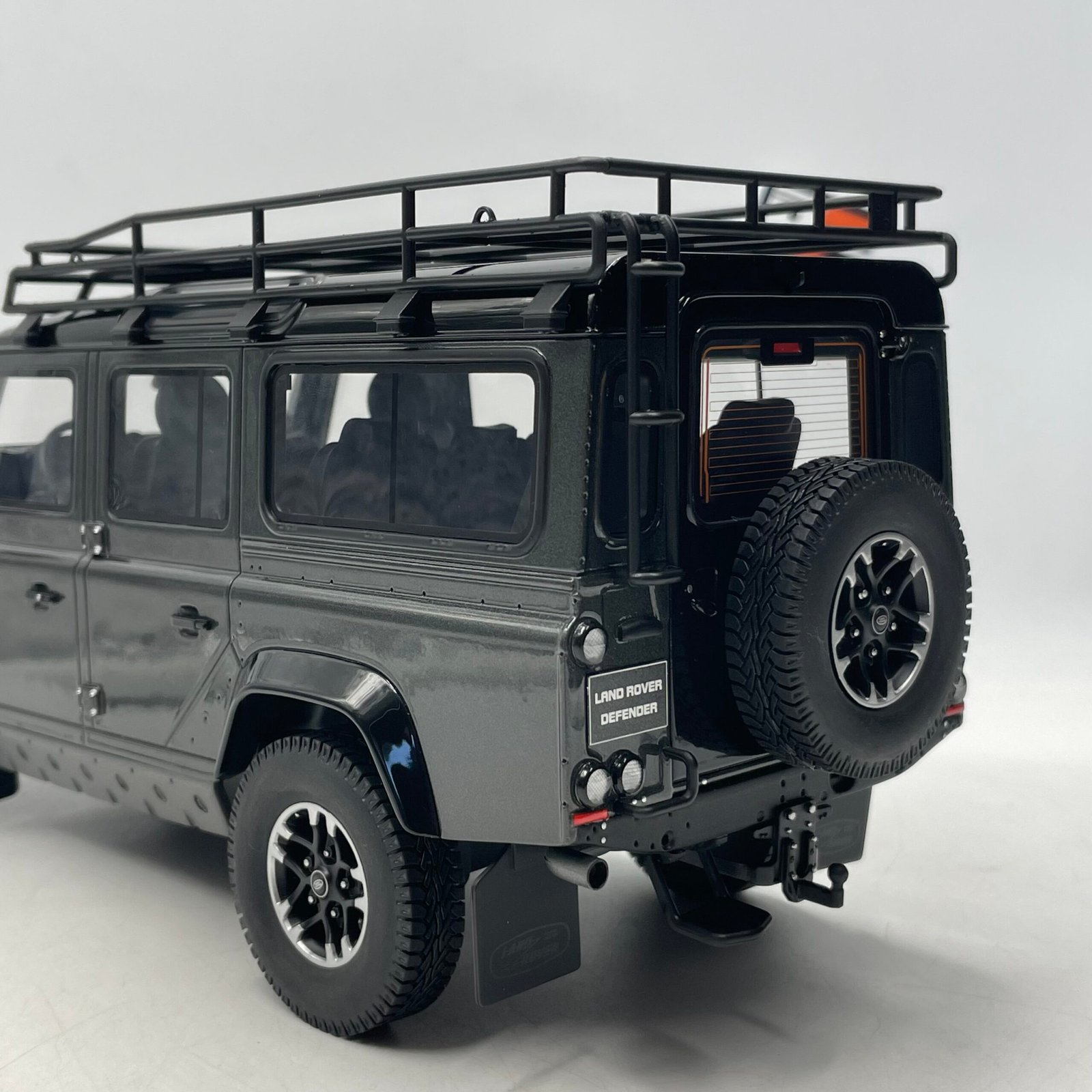 Land Rover Defender 100 Station Wagon Adventure Grey 1/18 – Image 11