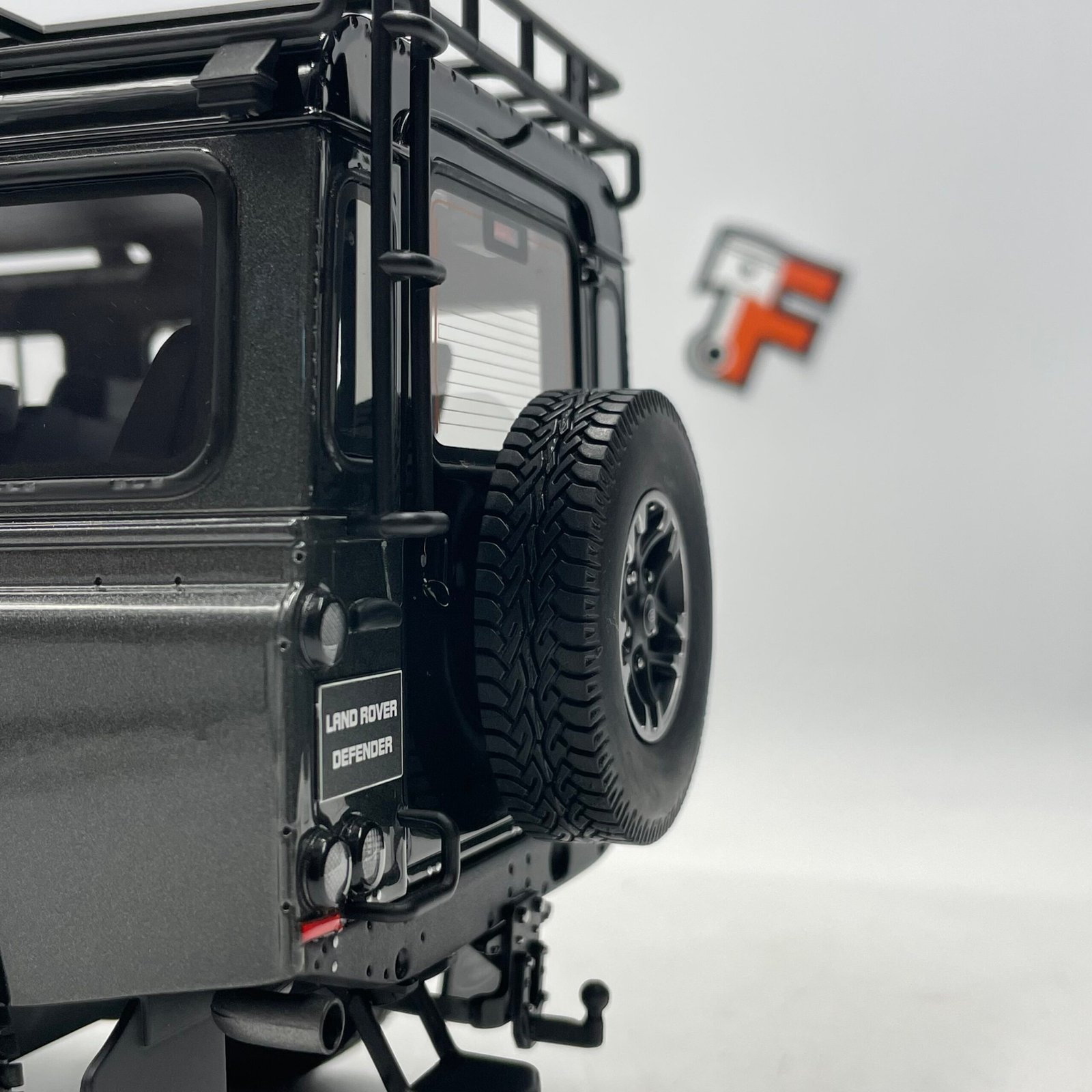 Land Rover Defender 100 Station Wagon Adventure Grey 1/18 – Image 12