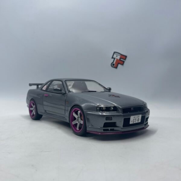 Miniature Nissan Skyline GT-R R34 1999 gris métallisé avec accents violets Solido 1/18 vendue en Suisse